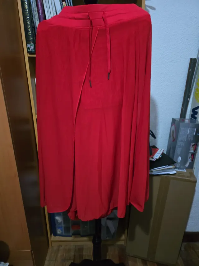 Falda larga roja semitrasparente y  pantalón corto