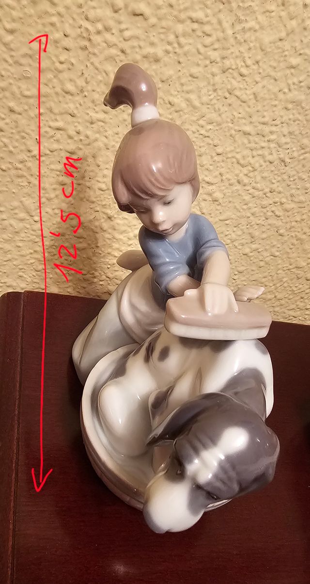 Figura porcelana de Lladró.Niña bañando a su perro