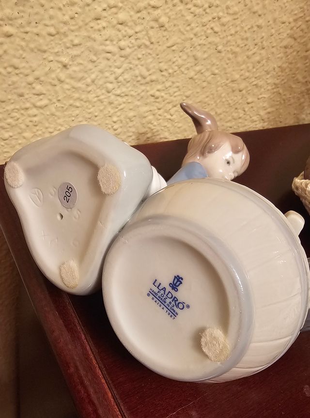 Figura porcelana de Lladró.Niña bañando a su perro