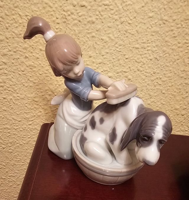 Figura porcelana de Lladró.Niña bañando a su perro