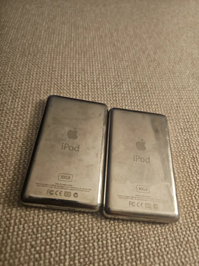 2 iPods Apple 30GB Plata