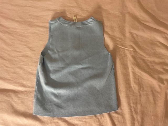 Top sin mangas azul con cremallera