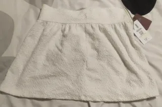 Falda blanca texturizada