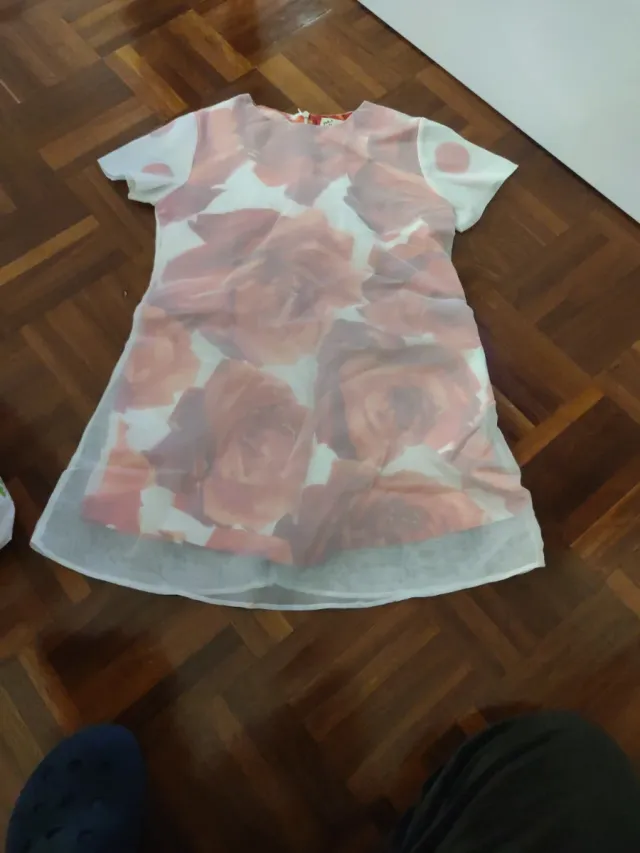 Vestido de niña rojo y blanco