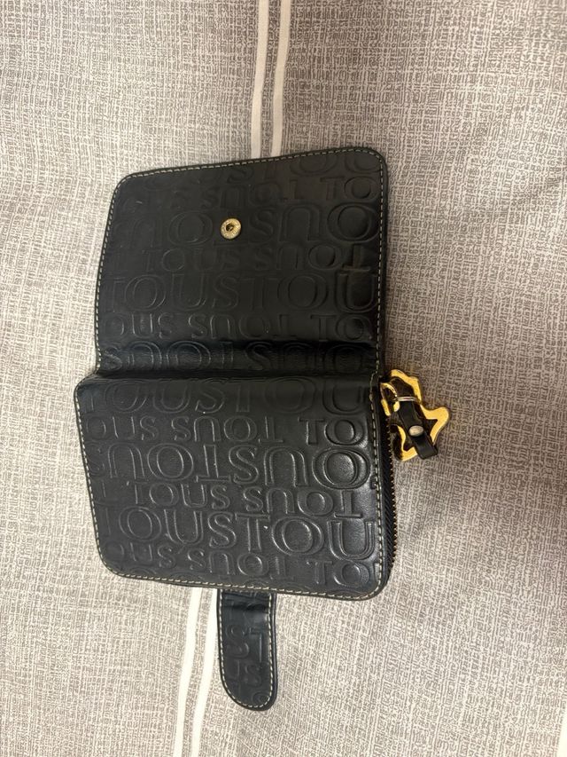 Monedero Tous Negro con Oso Dorado