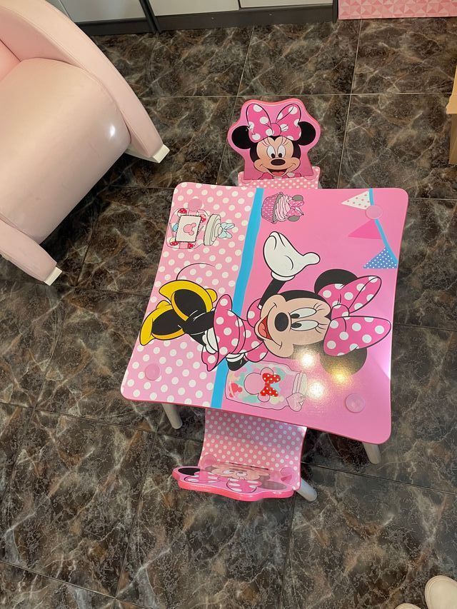 Mesa y 2 Sillas Minnie Mouse Infantil