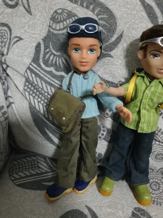 Due bambole Bratz con costumi d'avventura