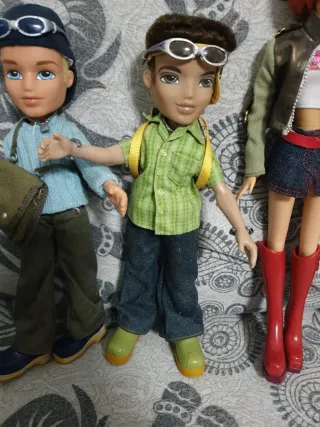 Due bambole Bratz con costumi d'avventura