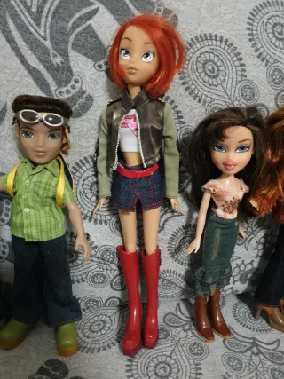 Due bambole Bratz con costumi d'avventura