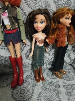 Due bambole Bratz con costumi d'avventura