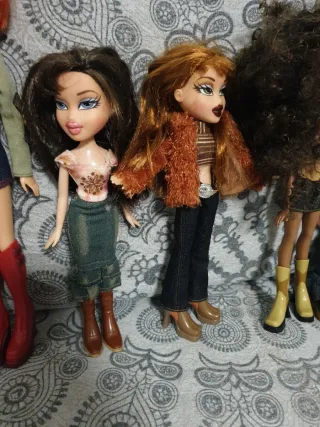 Due bambole Bratz con costumi d'avventura