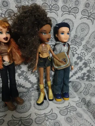 Due bambole Bratz con costumi d'avventura