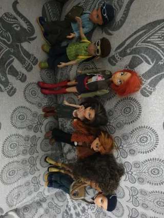 Due bambole Bratz con costumi d'avventura