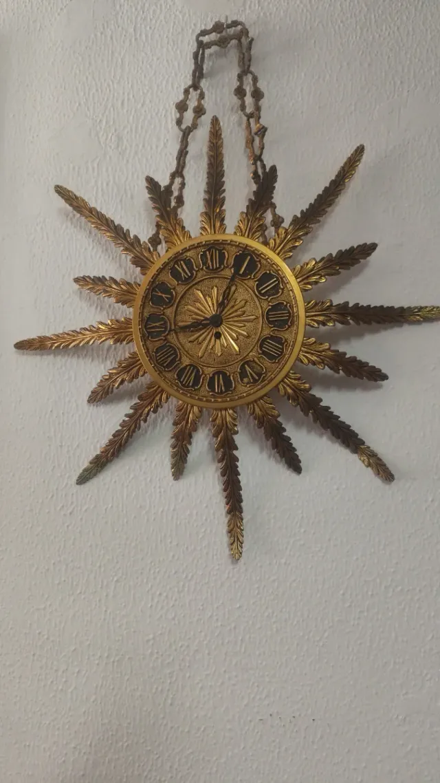 Reloj de pared dorado estilo sol