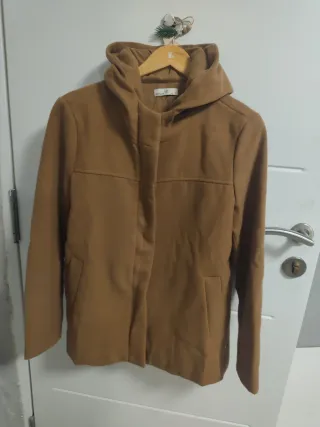 Gabardina con capucha marrón