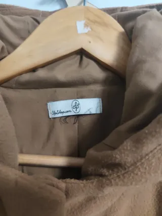 Gabardina con capucha marrón