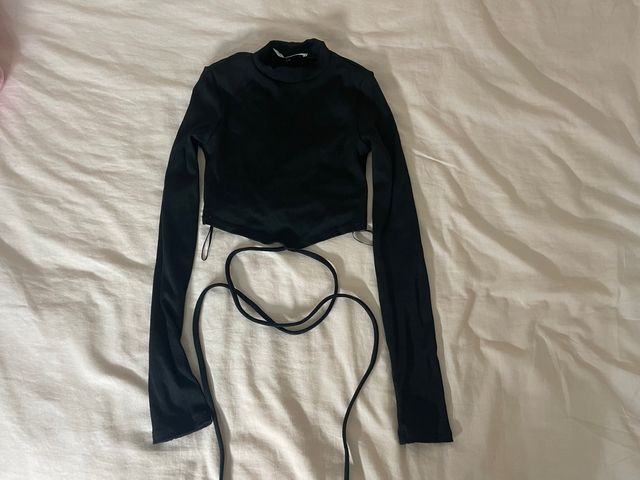 Top negro manga larga con cordones