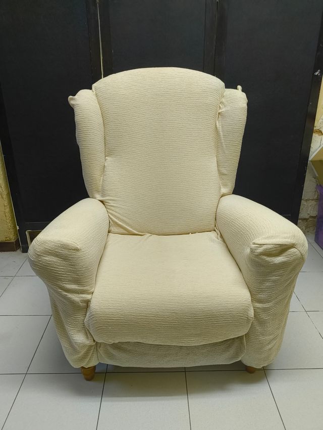 Butaca reclinable de tela beige