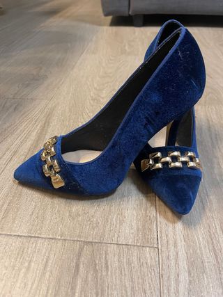 Zapatos de tacón azul con detalle dorado
