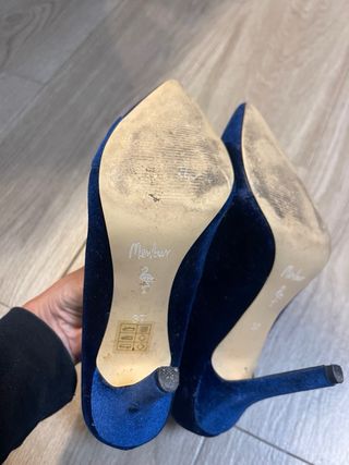 Zapatos de tacón azul con detalle dorado