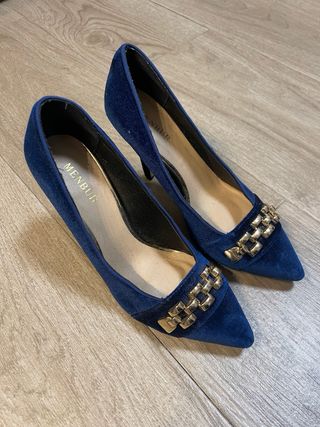 Zapatos de tacón azul con detalle dorado