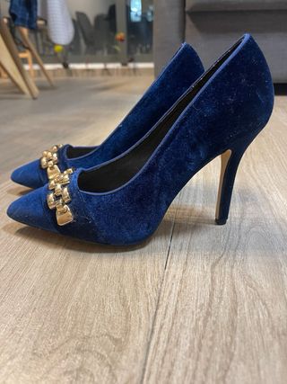 Zapatos de tacón azul con detalle dorado