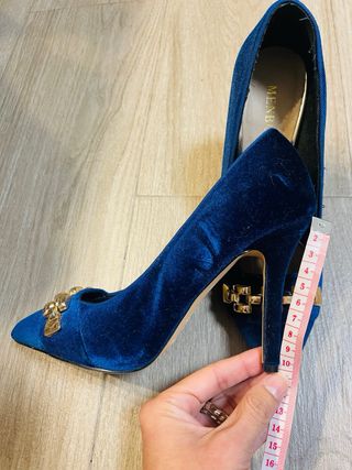 Zapatos de tacón azul con detalle dorado