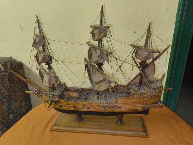 Barco de madera decorativo