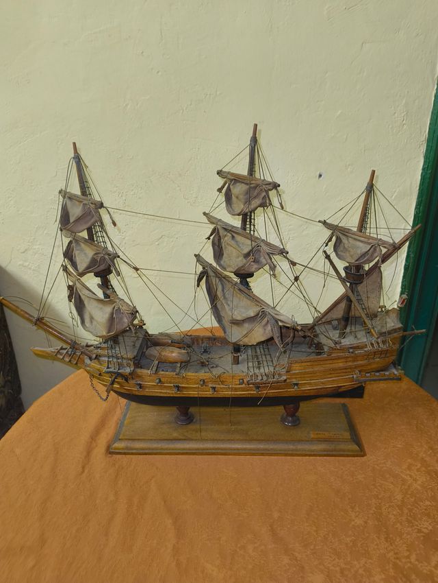 Barco de madera decorativo