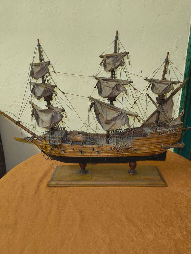 Barco de madera decorativo