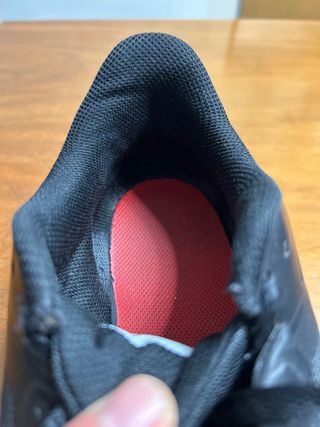 Zapatillas Nike Running Negras y Rojas.