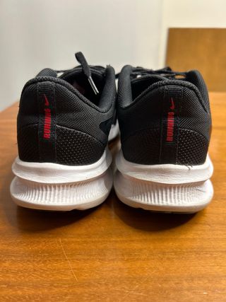 Zapatillas Nike Running Negras y Rojas.