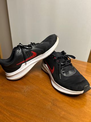 Zapatillas Nike Running Negras y Rojas.