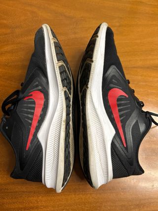 Zapatillas Nike Running Negras y Rojas.