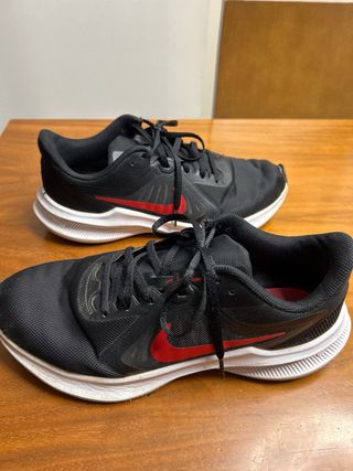 Zapatillas Nike Running Negras y Rojas.