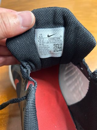 Zapatillas Nike Running Negras y Rojas.