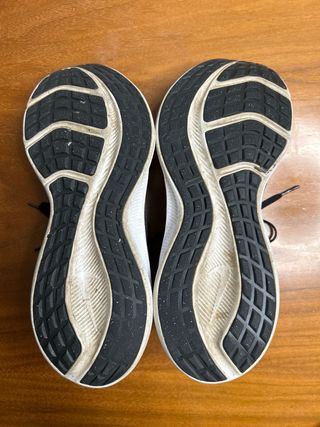 Zapatillas Nike Running Negras y Rojas.