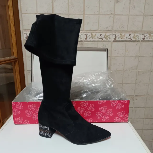 Botas altas ante negro tacón pedrería