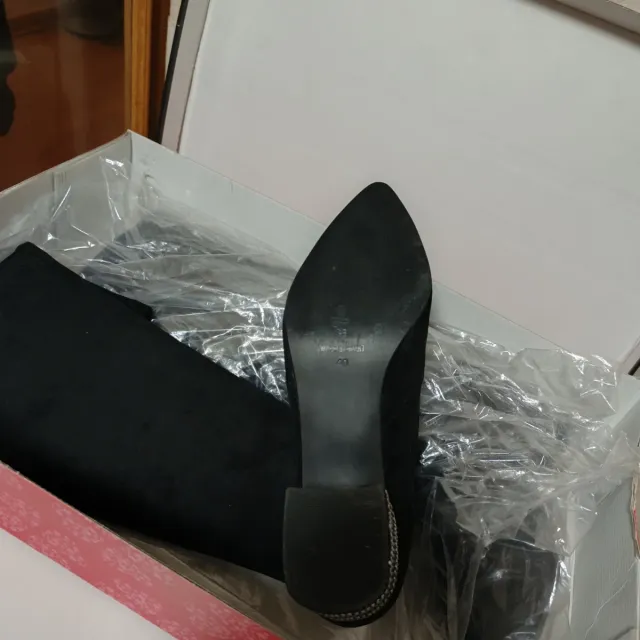 Botas altas ante negro tacón pedrería