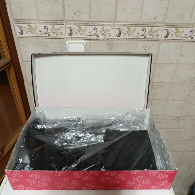 Botas altas ante negro tacón pedrería