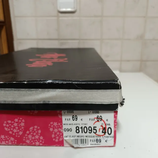 Botas altas ante negro tacón pedrería