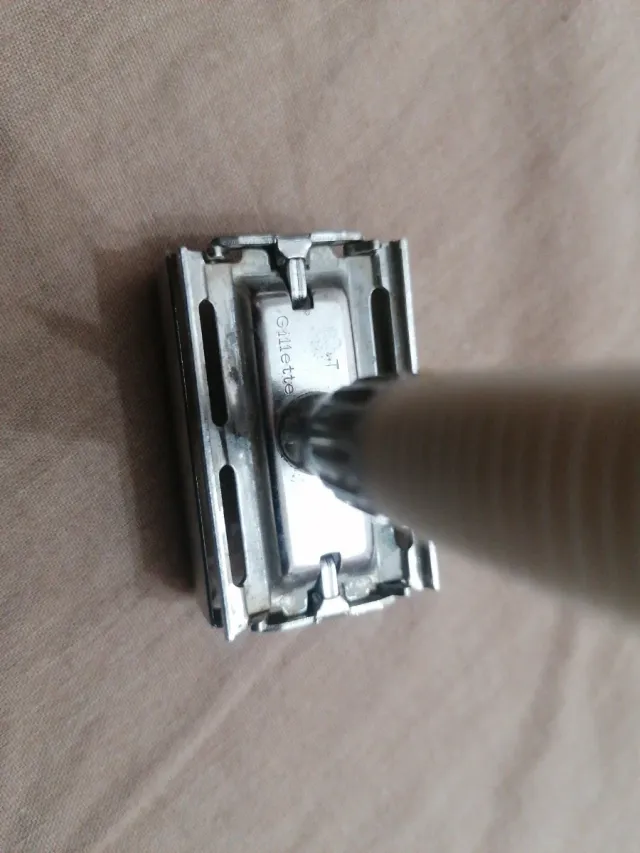 Rasoio classico con manico bianco