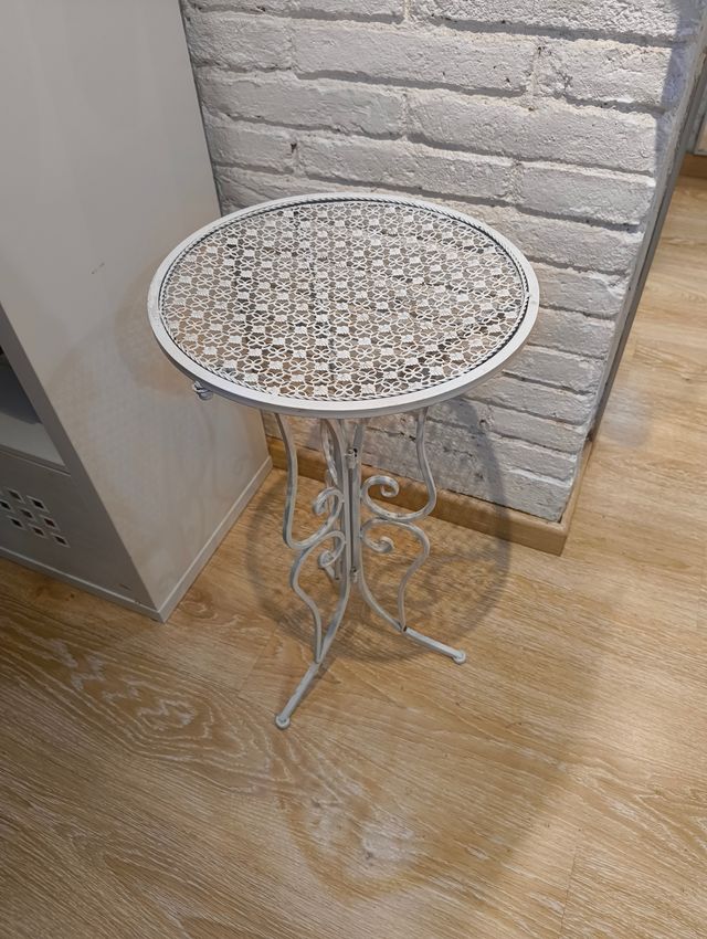 Mesita auxiliar redonda de metal