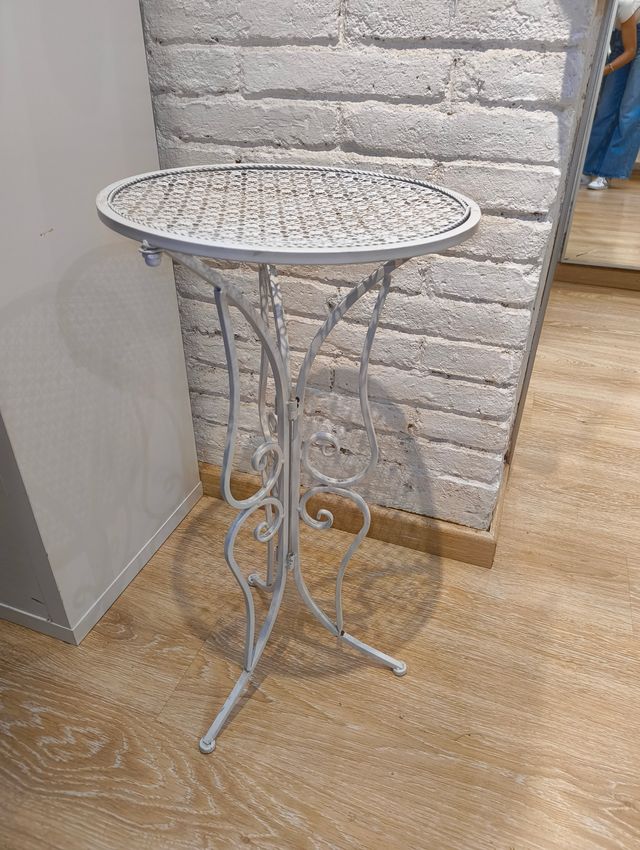 Mesita auxiliar redonda de metal