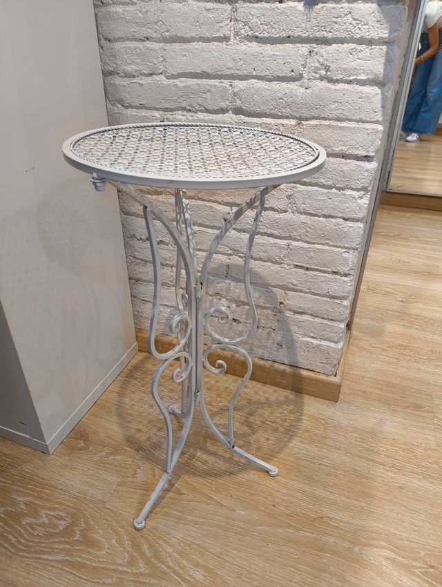 Mesita auxiliar redonda de metal