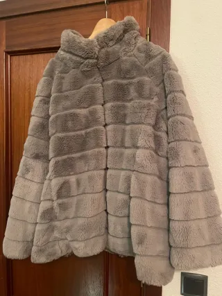 Elegante chaquetón de piel gris