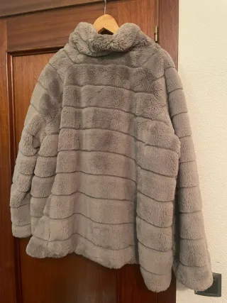 Elegante chaquetón de piel gris
