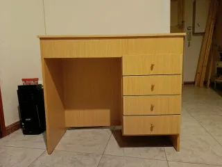 Scrivania con 4 cassetti in legno