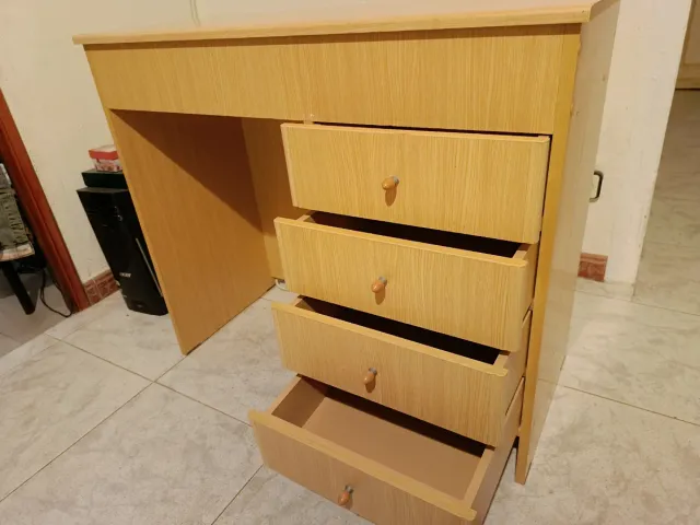 Scrivania con 4 cassetti in legno