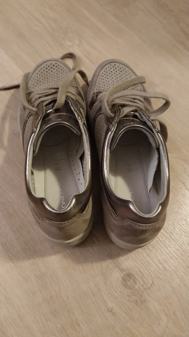 Zapatillas de piel beige y oro talla 41